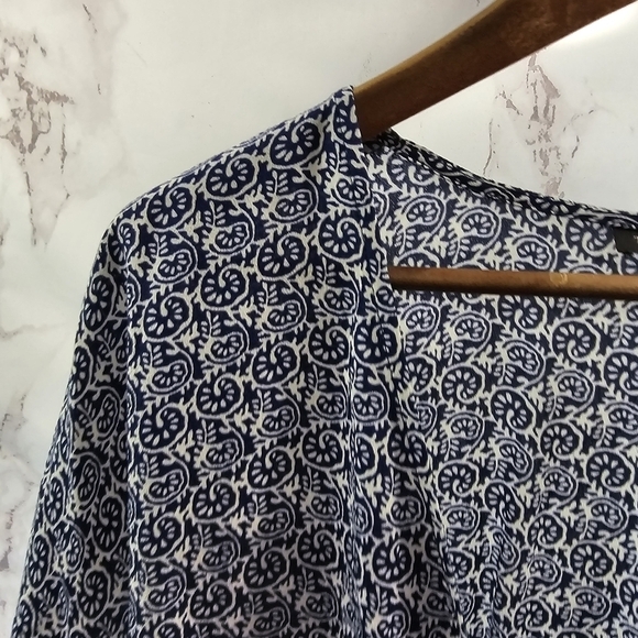 Talbots Shirt Womens Medium Blue White Wrap Printed Blouse Tie Navy 3/4 Sleeve - Picture 2 of 11
